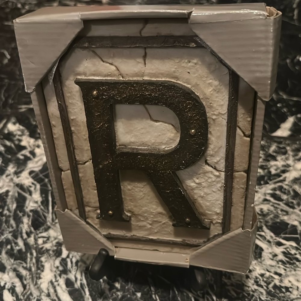 Stonebriar Cement letter R  weighs about 3lb